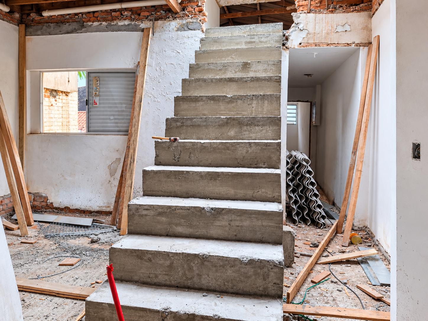 Escada de concreto armado em execução durante obra da J.M Construções